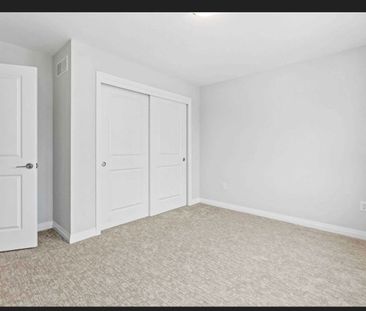 For Lease - 9302 White Oak Avenue, Niagara Falls, Ontario - Photo 4