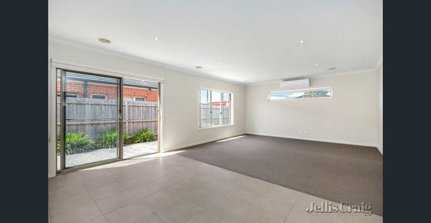 High-end townhouse within walking distance to Lake Wendouree - Photo 1