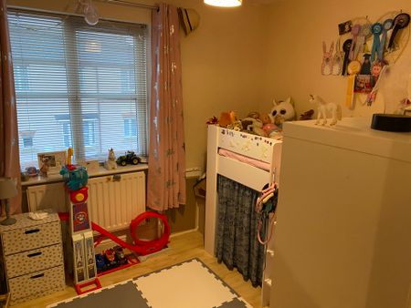 A two bedroom mid-terrace property with two double bedrooms, garage and parking, Aylesbury. Viewing a must! - Photo 4