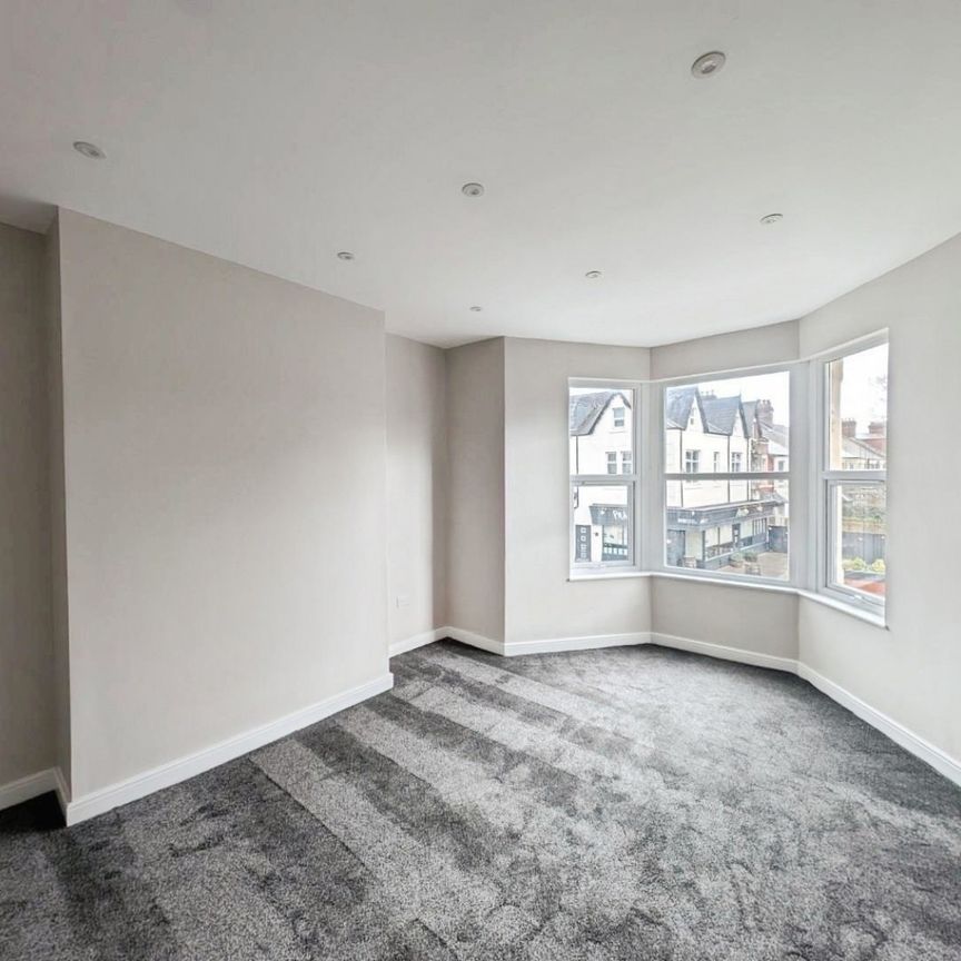 3 bedroom Flat To Let - Photo 1