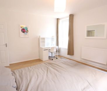Alton House – Room 4 - Photo 4