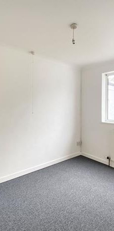 3 bedroom semi-detached bungalow to rent - Photo 1