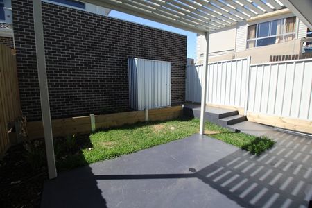 THREE BEDROOM TOWNHOUSE IN SOUGHT AFTER LOCATION! - Photo 3