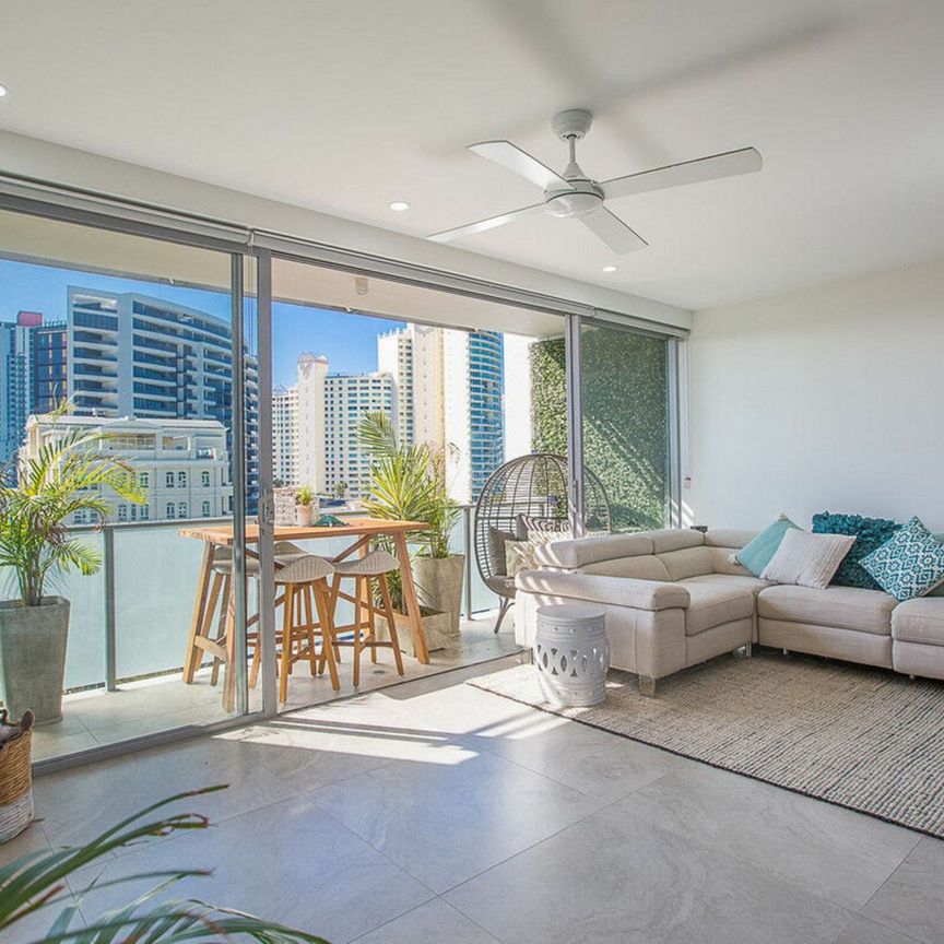 Contemporary Two Bedroom Apartment - Perfect Location! - Photo 1