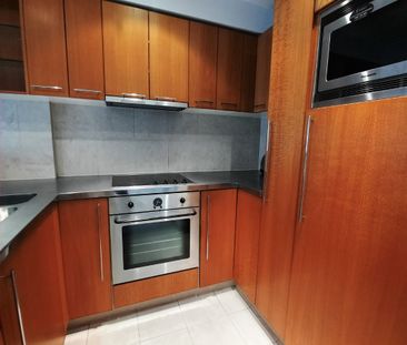 Cosy Viaduct Apartment with Carpark - Photo 2