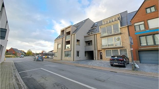 Instapklaar appartement met terras + autostaanplaats te huur in Torhout - Photo 1