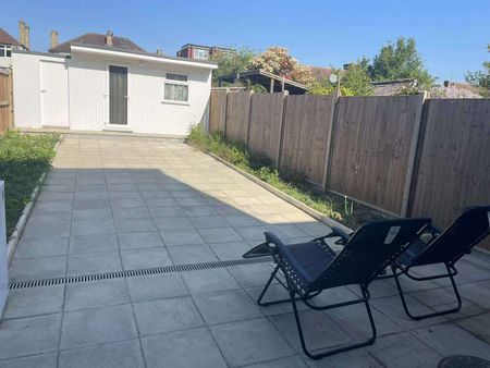 Hillcross Avenue - Photo 3