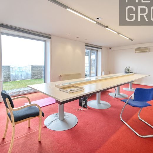 Na prenájom Exkluzívna vila pre podnikateľské účely- 2 garáže, 8 parkovacích miest - Photo 1