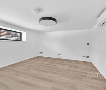 Pronájem atypického bytu 34 m², Na proutcích 239, Praha - Fotografie 1