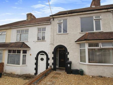 If you are looking for a 3 bedroom house to rent in Kingswood with parking and a large garden then this could be the property for you. Please contact us for more details… - Photo 3