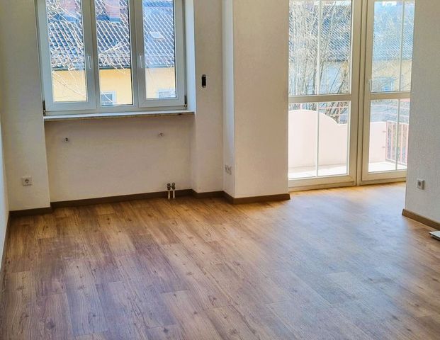 Erstbezug nach Komplettrenovierung: gemütliche 2 Zimmer-Wohnung mit Balkon! - Foto 1
