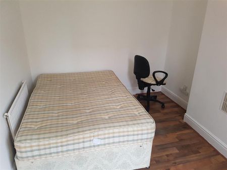 3 bedroom flat to rent - Photo 2