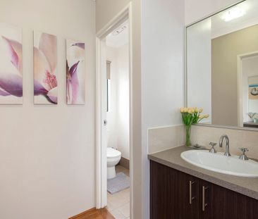 Modern home with plenty of space - Photo 3