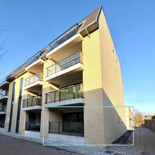 Gelijkvloers nieuwbouwappartement met 2 slaapkamers en terras - Photo 1