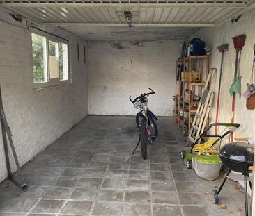 Halfopen bebouwing op ca. 403 m² grond, met 3 slaapkamers, gelegen ... - Photo 1