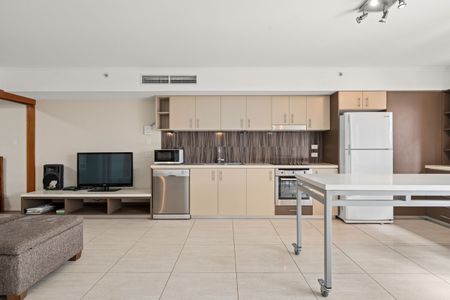 Fully Furnished 2-Bedroom Retreat in the Heart of Brisbane - Photo 3