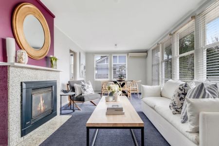 Charming Three-Bedroom Cottage in Quiet Narrabundah Street - Photo 2