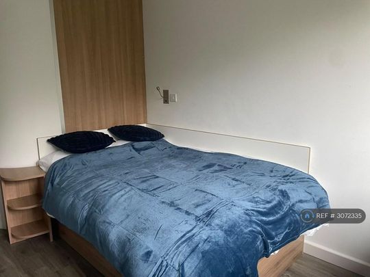 1 bedroom in a flat share to rent - Photo 1