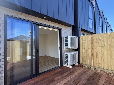 A spacious two bedroom townhouse with all the extras! - Photo 3