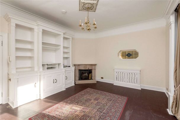 A beautiful three bedroom detached family home, available on an unfurnished basis, located in popular Craiglockhart area of Edinburgh - Photo 1