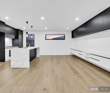 Nestled in quiet location with City Views! - Photo 1