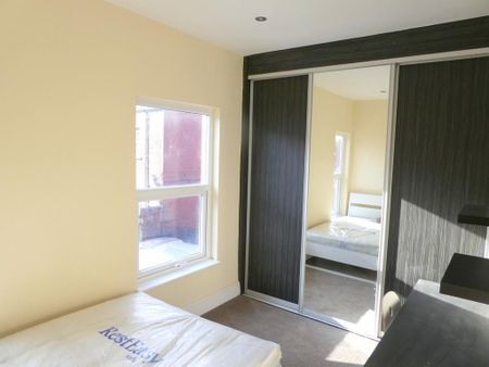 5 bedroom end of terrace house to rent - Photo 3