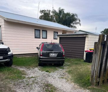 Privacy by the beach in Papamoa - Photo 2