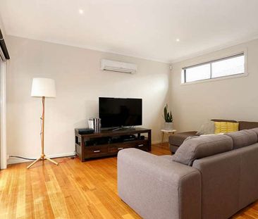 Stylish Contemporary Townhouse in Prime Essendon North Locale - Photo 5