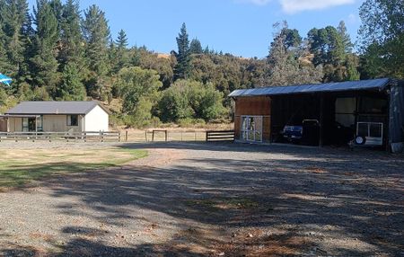 Charming Home with 15 acres of fully fenced land - Photo 3