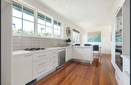Three-bedroom family home in fantastic location - Photo 3