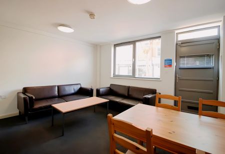 5 bedrooms 2 bathrooms - Photo 3