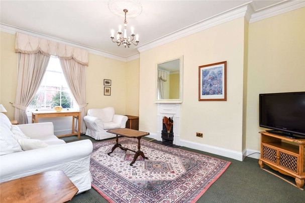 Fully furnished second floor apartment with views of Winchester Cathedral. - Photo 1