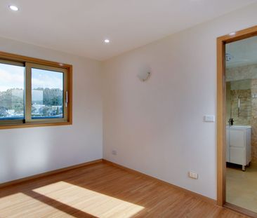 Modern two bedroom apartment - 6 Month Lease - Photo 5