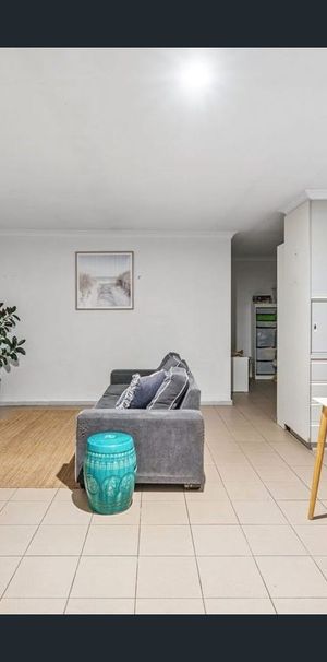 Simple 2 Bedroom studio close to Fremantle amenities - Photo 1