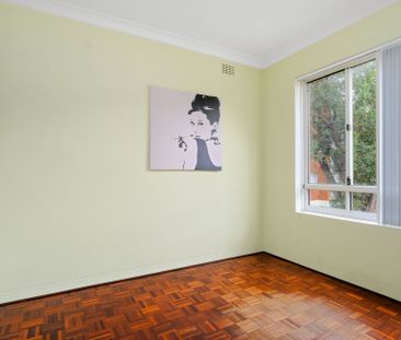 Well-Presented Two Bedroom Apartment in Prime Location - Photo 1