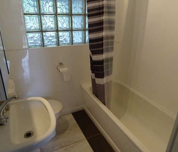 Step into easy living in this well‑located three‑bedroom home that ... - Photo 4