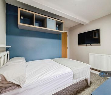 8 bedroom semi-detached house to rent - Photo 3