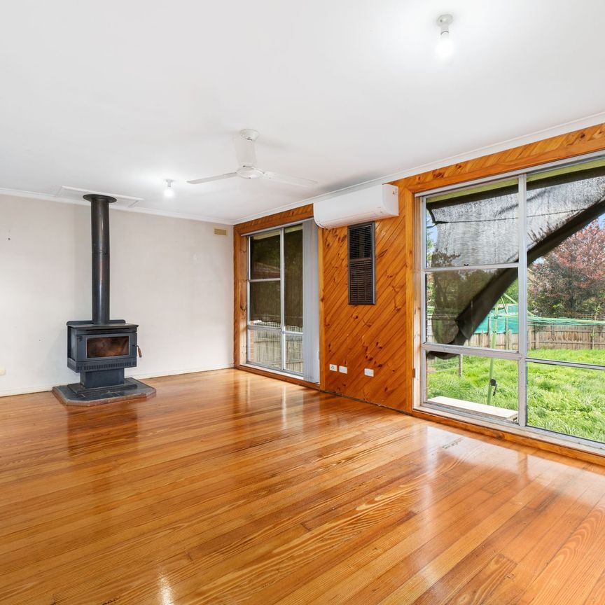 COMFORTABLE 3 BEDROOM HOME - Photo 1