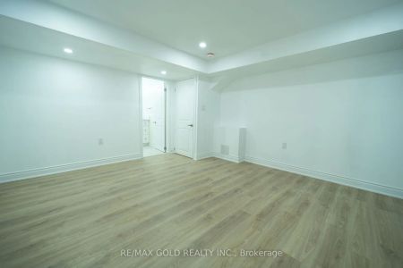 Property For Lease | X8463956 - Photo 3