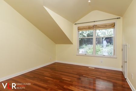 House in West Vancouver, BC - Photo 2