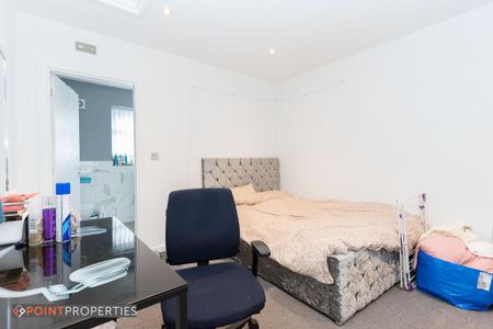 4 bedroom semi-detached house to rent - Photo 5