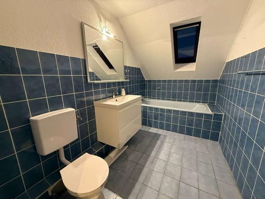 Schöne zwei Zimmer Dachgeschosswohnung mitten in Lage - Photo 1