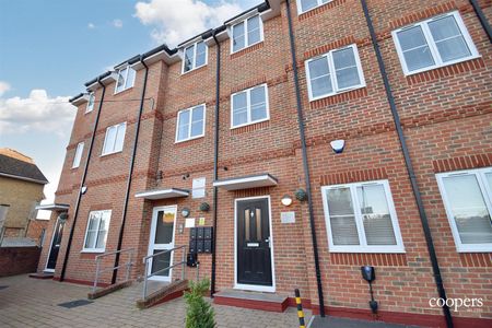 Serpentine Court, Northwood, HA6 - Photo 3