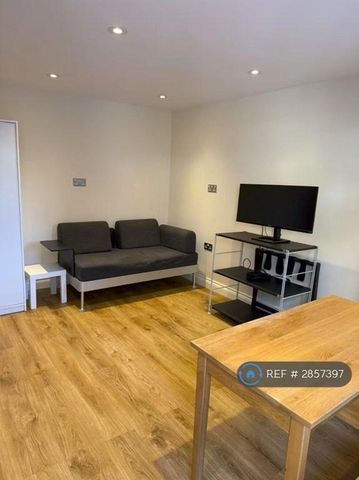 3 bedroom end of terrace house to rent - Photo 2