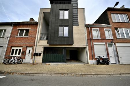 Appartement met 2 slaapkamers, terras en staanplaats. - Foto 4