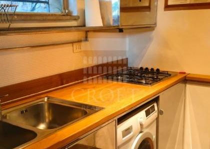 Piazza del Popolo: Lovely, modern 1 bedroom in private Villa. Entrance, spacious living-dining, fully equipped kitchen, bath and private terrace. Parquet floors Air conditioning, bright and silent. rif 364