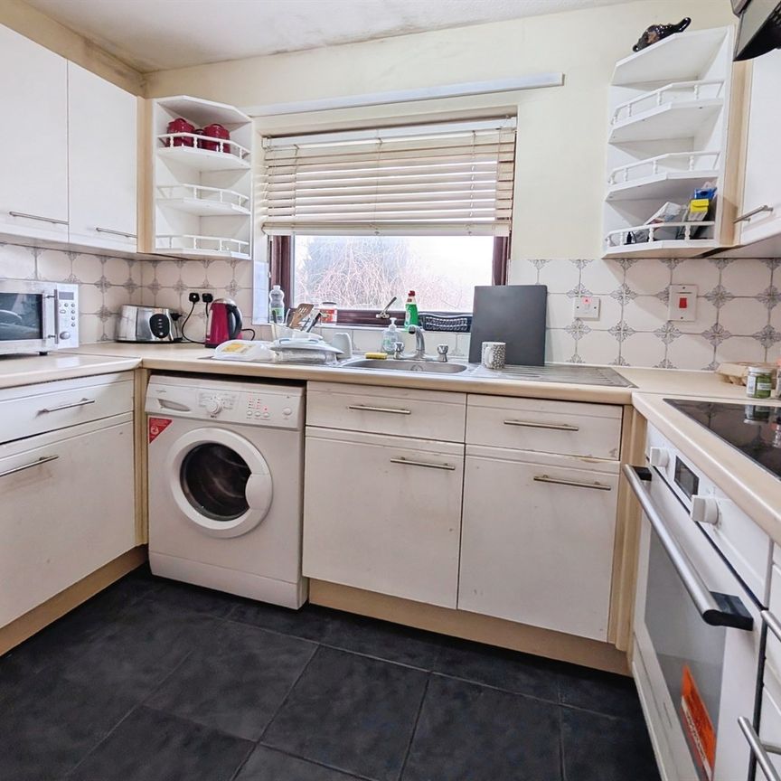 The Pines, SO16 - Photo 1