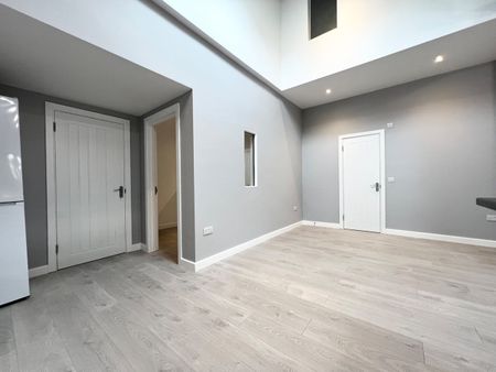 2 Bed Flat, London, E6 - Photo 2