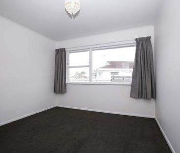 Cosy and sunny two-bedroom unit, tucked away in a quiet, leafy neig... - Photo 2