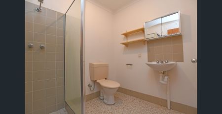 SPACIOUS UNIT IN IDEAL LOCATION - Photo 4